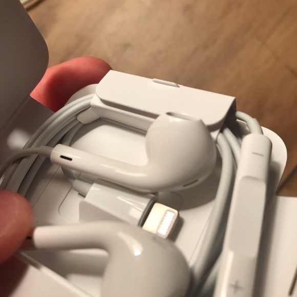 Apple Earbuds! - Picture 2 of 2